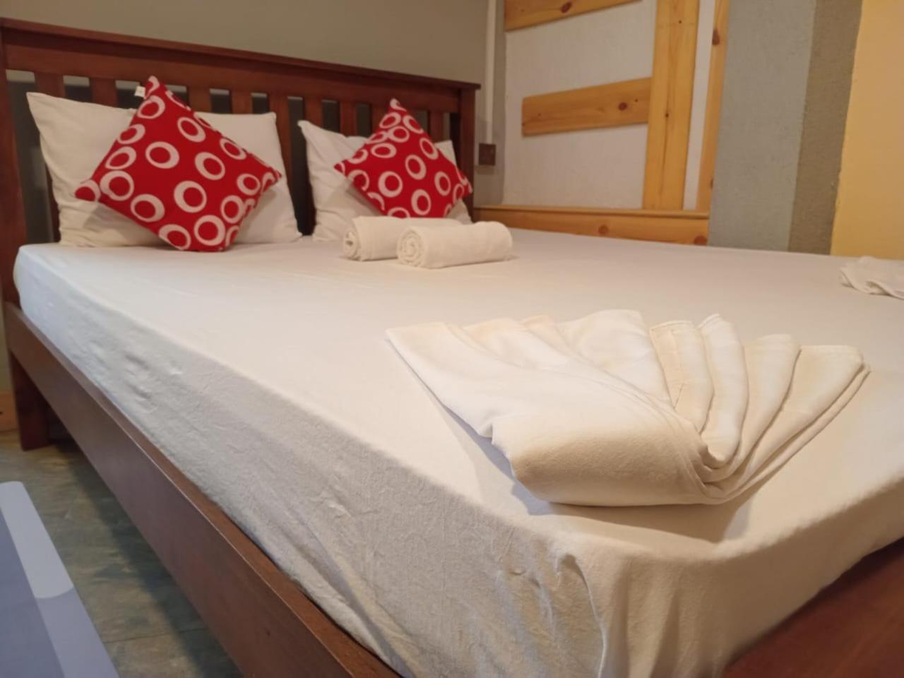 Yak City Apartments Канди Екстериор снимка